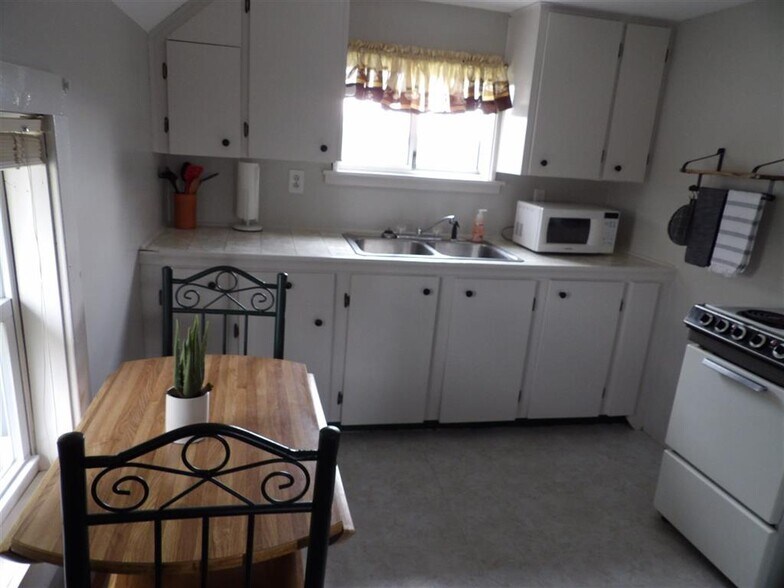 Building Photo - 9777 State Rd