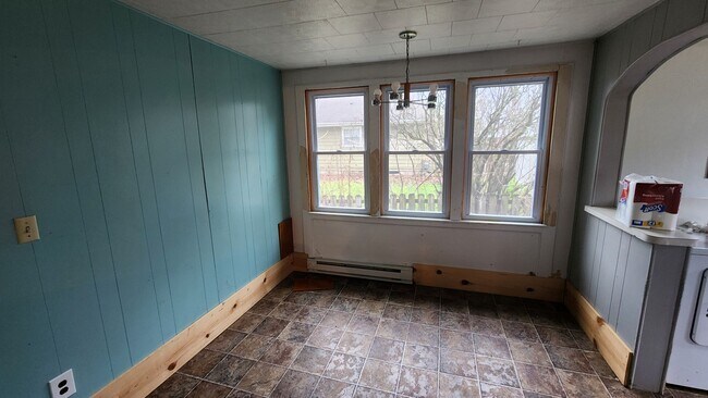 Building Photo - 3 Bed 1 Bath Home with Garage