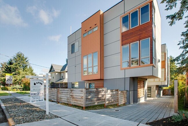 Primary Photo - Impeccable Greenwood Townhome with Air Con...