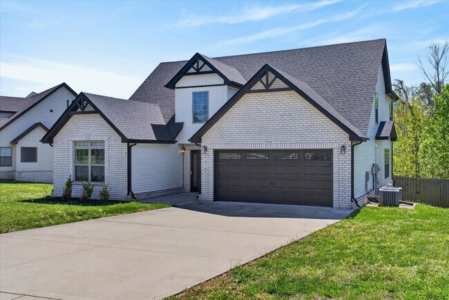 Building Photo - Pet Friendly Three Bedroom!