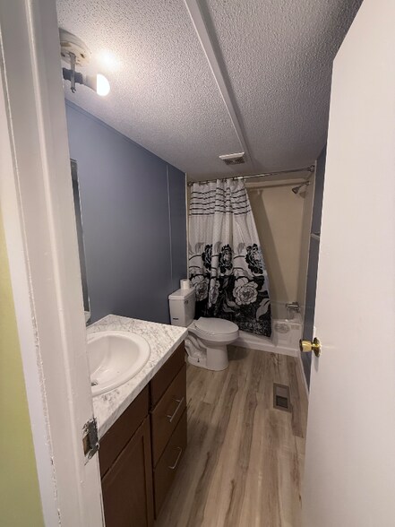 Building Photo - 16 Jockey St