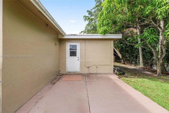 Building Photo - 5081 SW 95th Ave