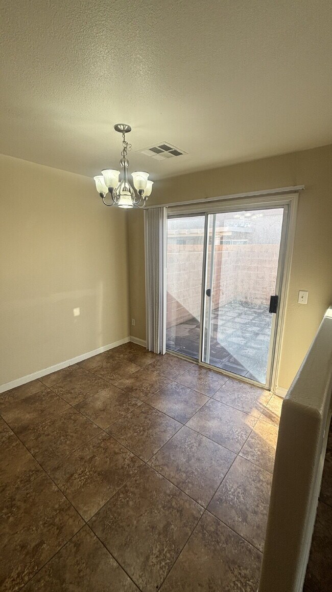 Building Photo - Move in Ready 3 bedroom 2.5 Bath Townhome