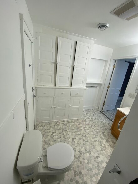 Building Photo - 916 W Lovell St