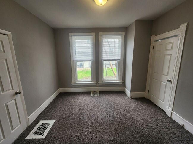 Building Photo - Large 4 bedroom house