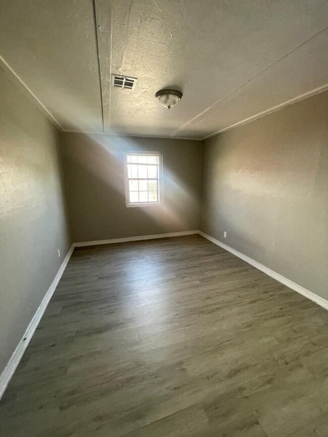 Building Photo - ADORABLE 2 BEDROOM DUPLEX FOR LEASE