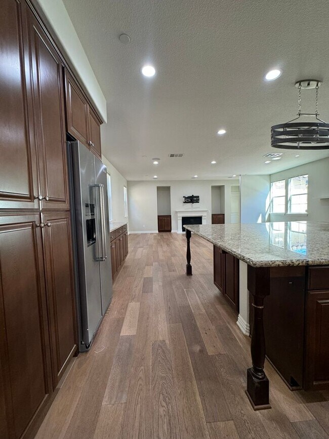 Building Photo - Modern 5 Bed, 4.5 Bath Home in Tustin Legacy