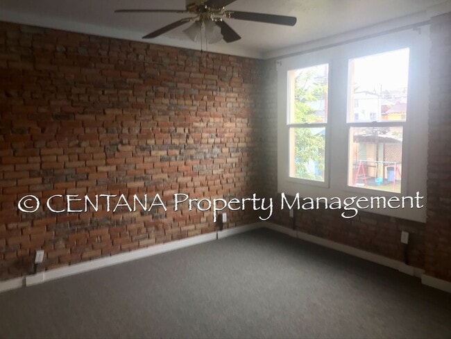 Building Photo - Open concept floorplan with a modern look!