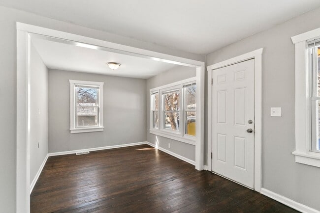 Building Photo - 1119 E 84th St