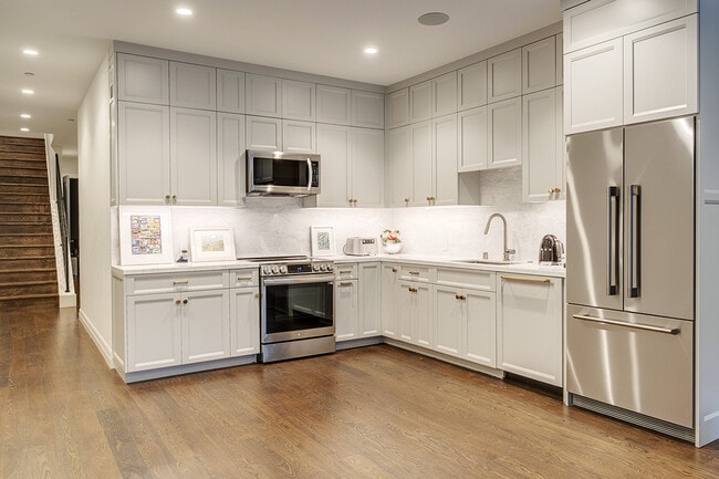 Building Photo - 463 Duncan St