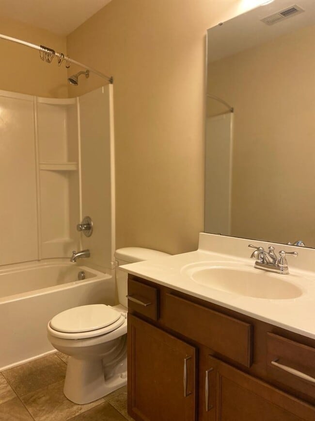 Guest bathroom - 1035 Ileagnes Rd