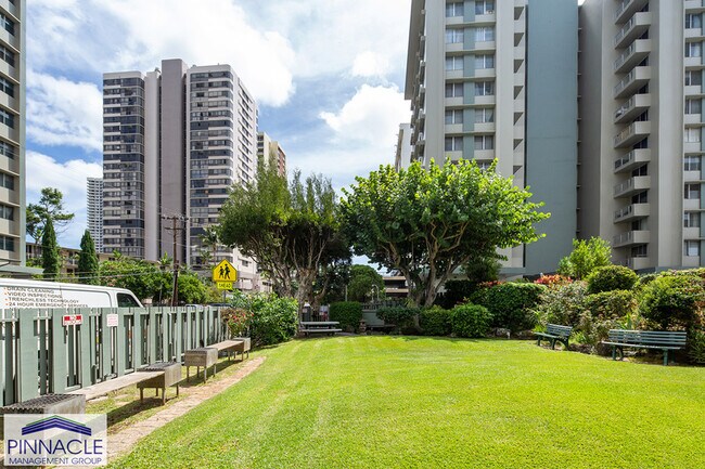 Building Photo - 2637 Kuilei St
