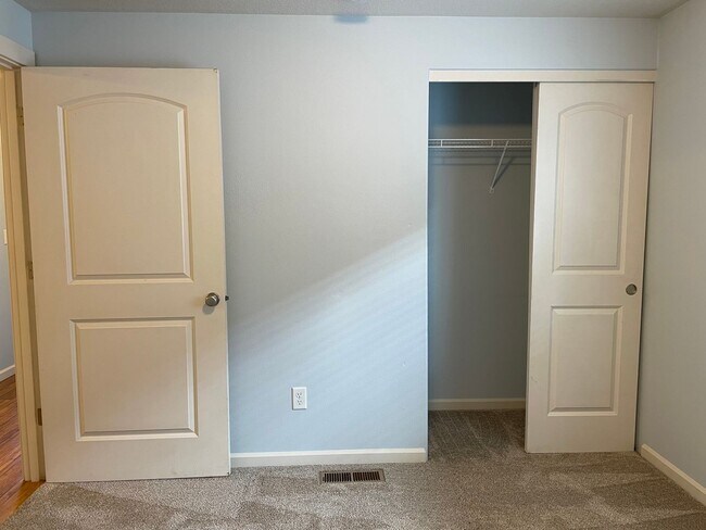 Building Photo - CHARMING Ranch-Style Home in Ridgefield, WA! 3 Bedrooms & 2 Baths! Walk-In Closet! Spacious Floor...