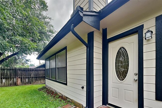 Building Photo - 7323 Red River Dr