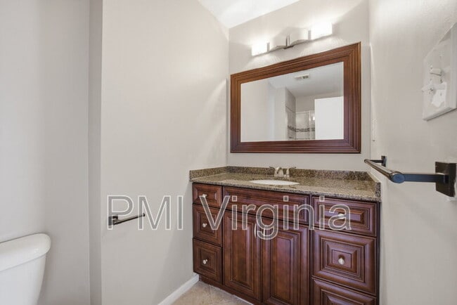Building Photo - 5140 Glenwood Way
