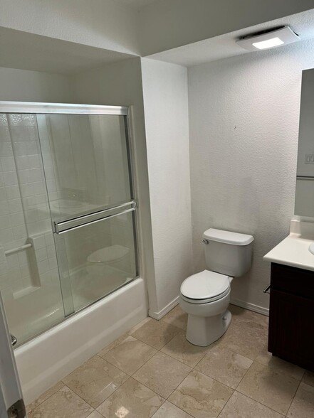 Master Bedroom ensuite - 1970 Columbia St