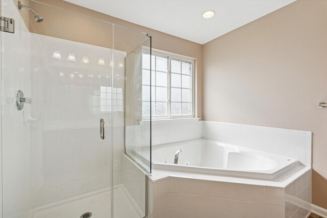 Building Photo - 3B/2.5B End Unit Townhome in Penns Manor A...