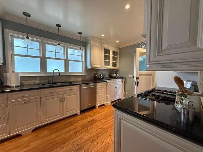 Building Photo - Great Seabright area 2/1 Fully Furnished Home