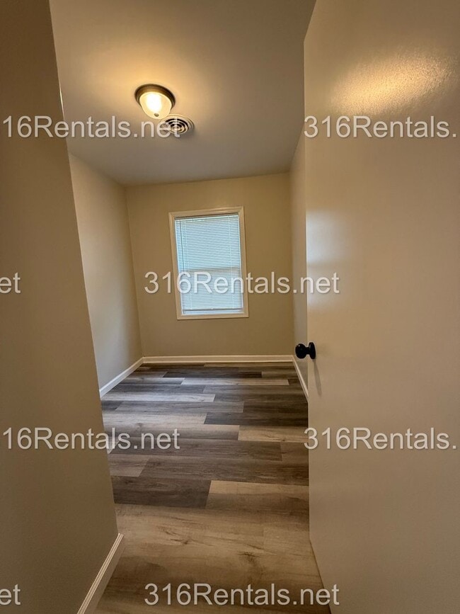 Building Photo - $1200 - NEWLY REMODELED 4 bedroom / 1 bathroom - Single Family Home