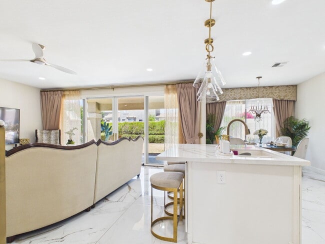 Building Photo - Luxury Awaits with Designer Details