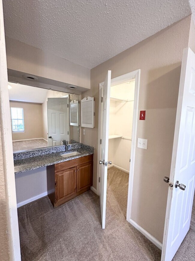 Building Photo - Updated Condo Near Shore Drive