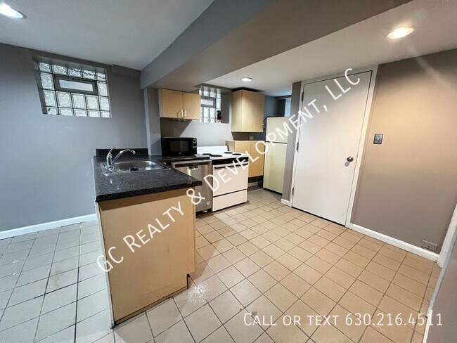 Building Photo - 2227 N Clybourn Ave