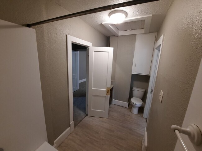 Building Photo - 3 Bedroom Home with a Fenced Yard and BEAU...