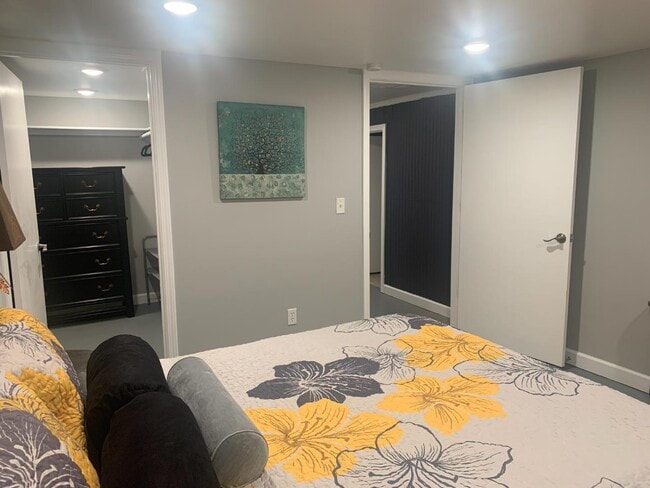 Building Photo - 2709 Highland Dr