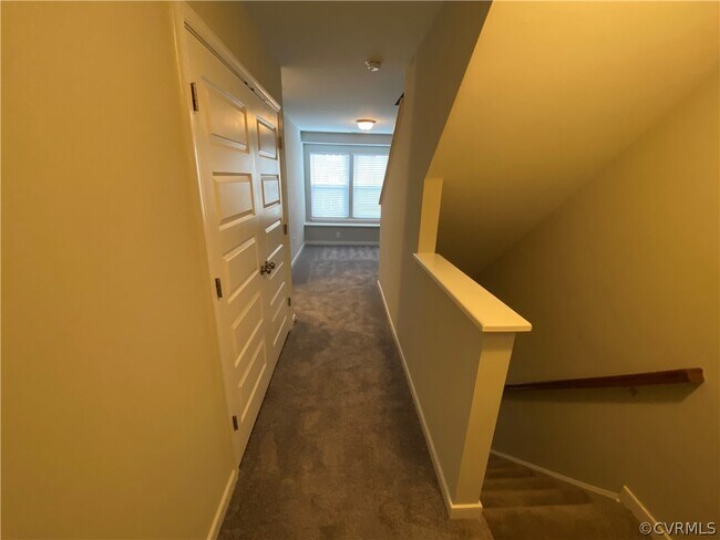 Building Photo - 8040 Rutland Village Dr