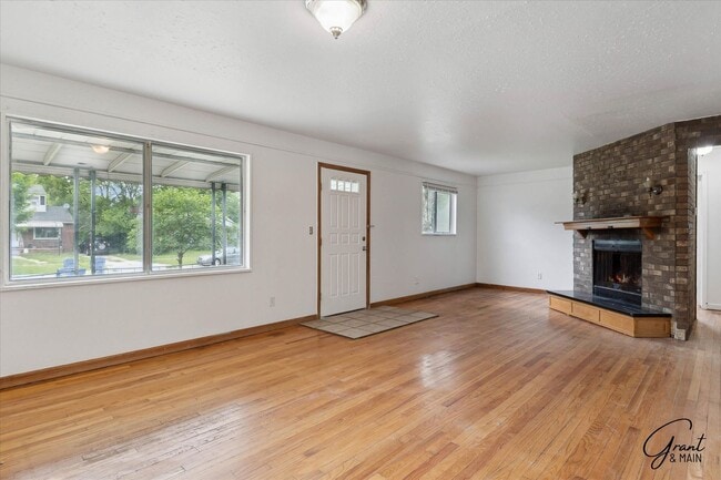 Building Photo - 2 bedroom $1300