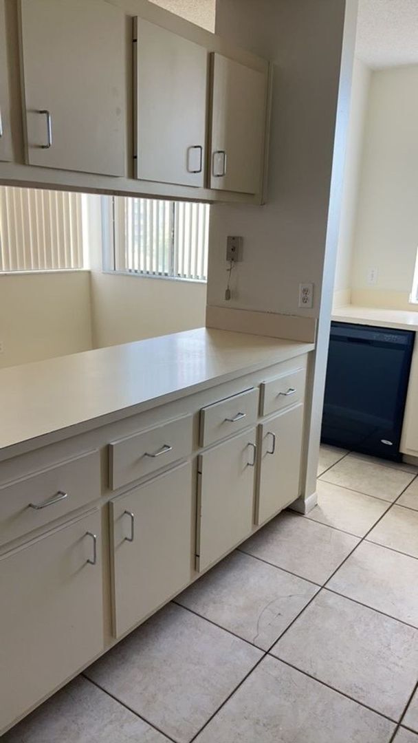 Building Photo - Spacious 2BD / 2BA Apartment - No minimum ...