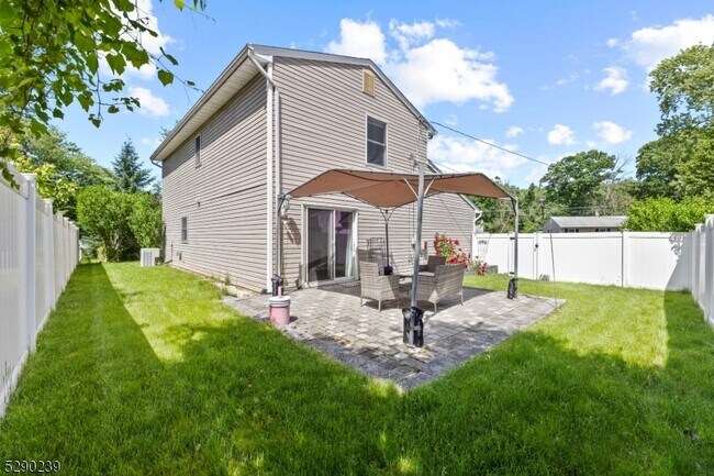 Building Photo - 161 River Dr