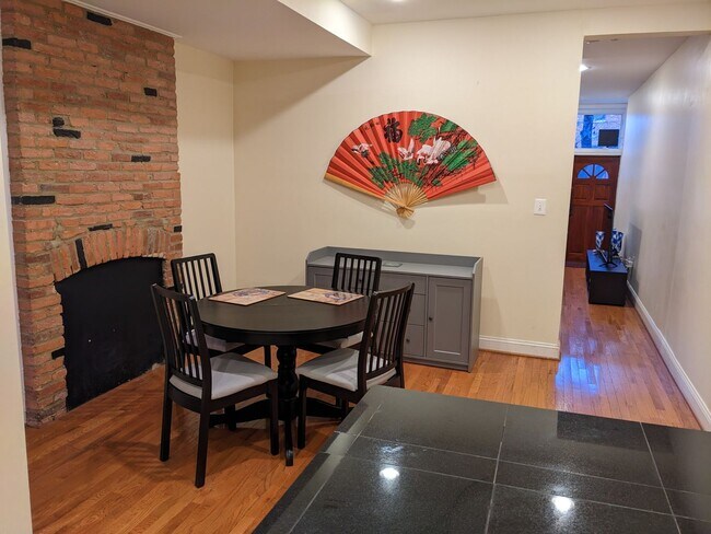 Building Photo - Beautifully renovated rowhome with refinis...