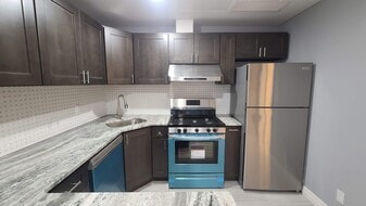 Building Photo - 100 Griffith St