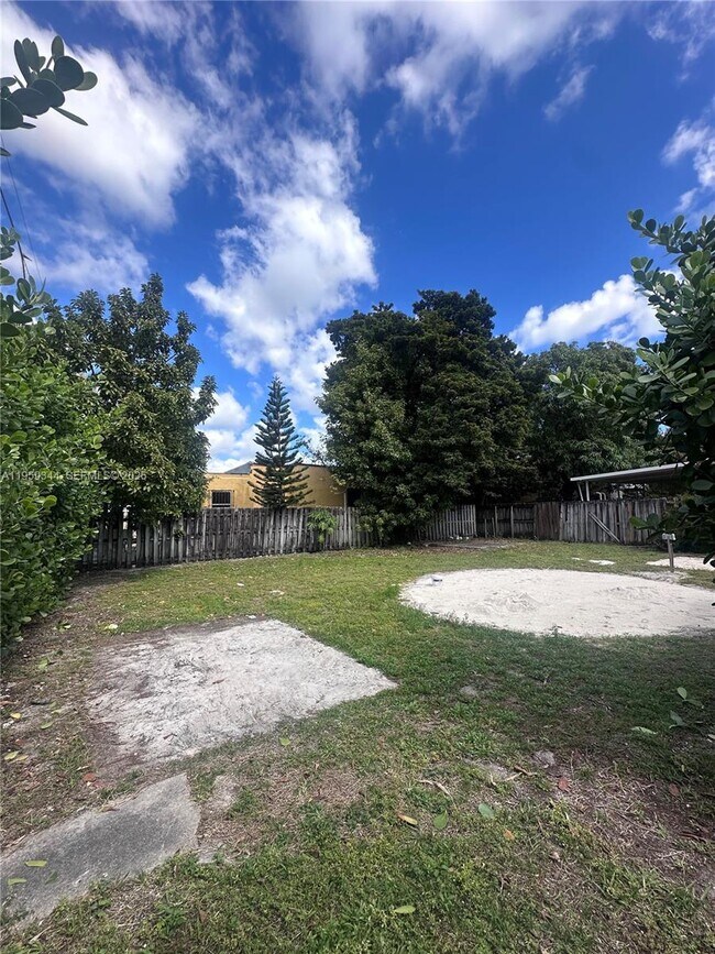 Building Photo - 3121 NW 3rd Ave