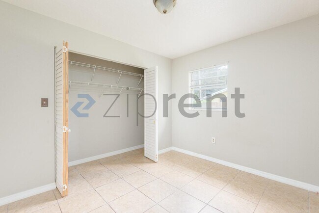 Building Photo - Unit