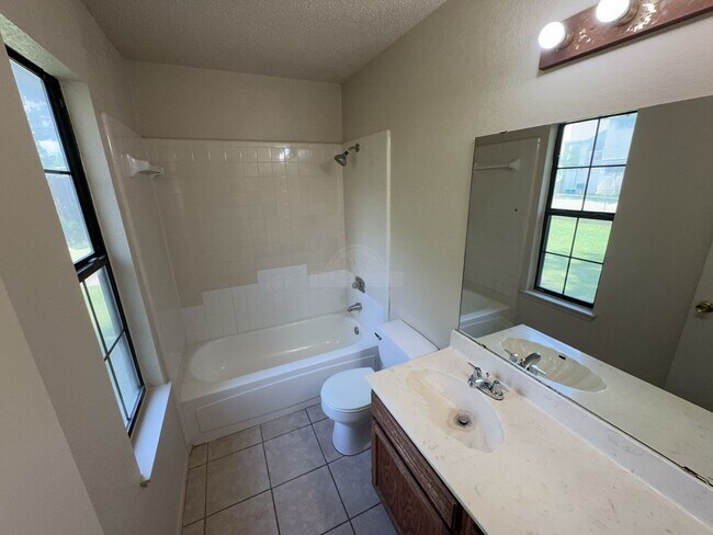 Building Photo - 2208 Hemlock Dr