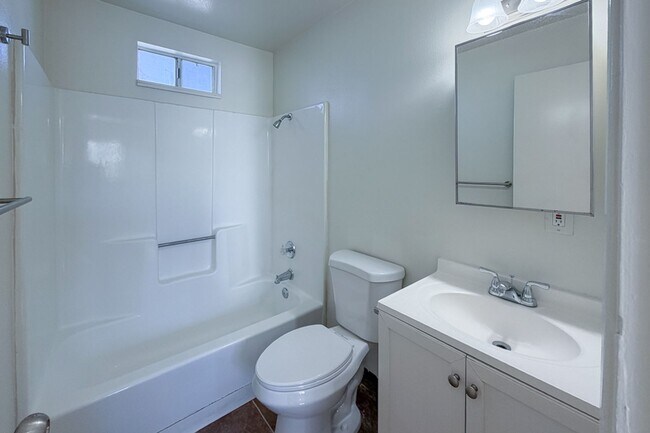 Building Photo - 424 Ponoma St