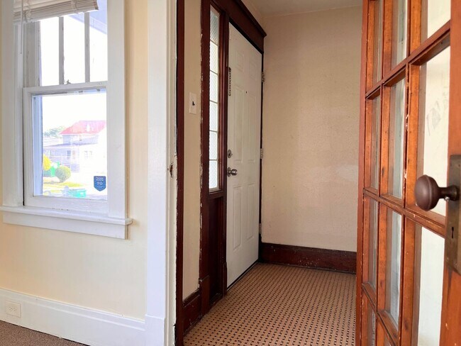 Building Photo - 253 Shirley Ave