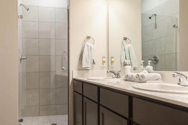 Building Photo - 1475 Waterview Dr