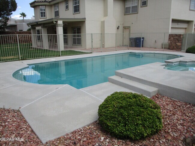 Building Photo - 2030 Paseo Del Prado Dr