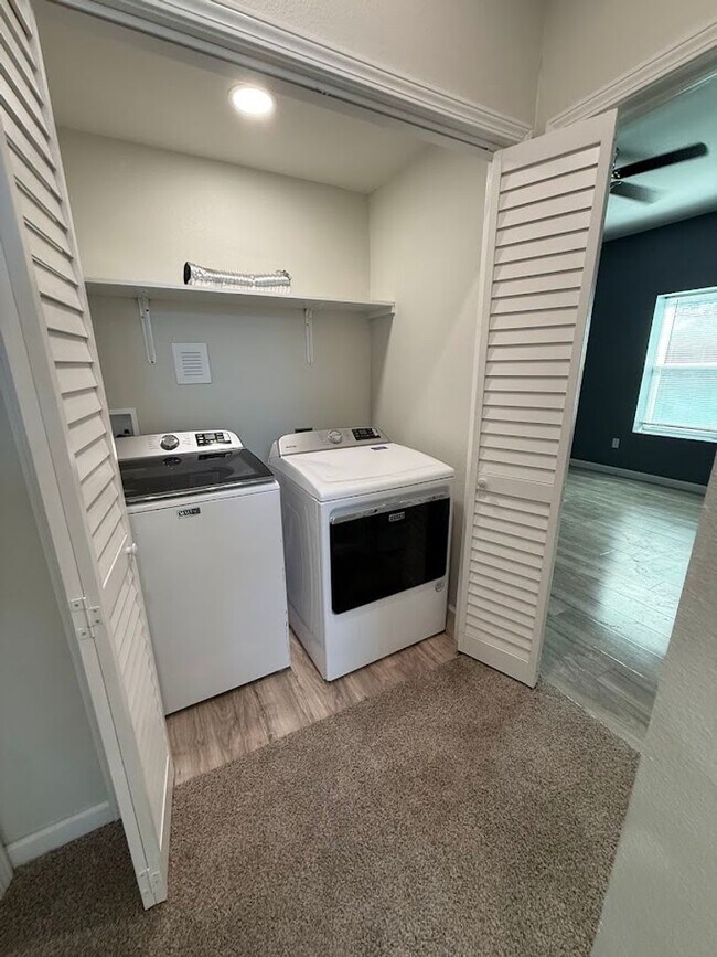 Building Photo - NEW ON MARKET