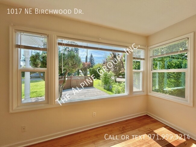 Building Photo - 1017 NE Birchwood Dr