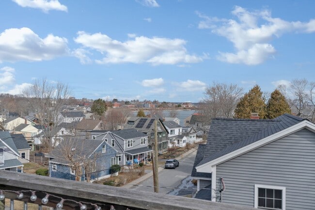 Building Photo - Stunning 4 Bed 2.5 Bath Steps from Willards Beach UNFURNISHED