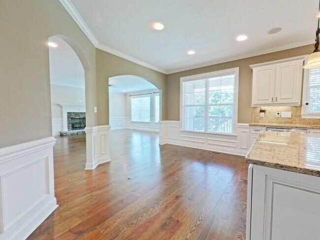 Building Photo - Estate STYLE home with pool and basement i...