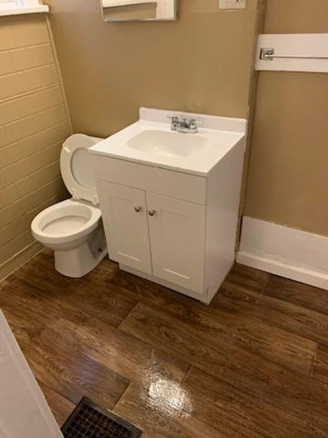 Building Photo - 3 bed 1 bath house