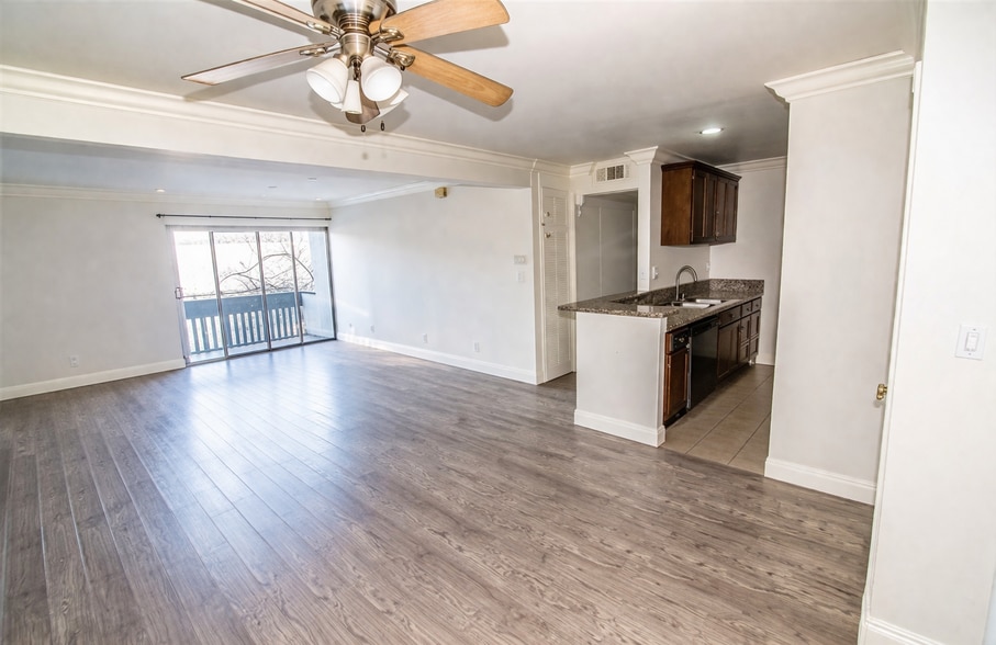 Building Photo - 18620 Hatteras St