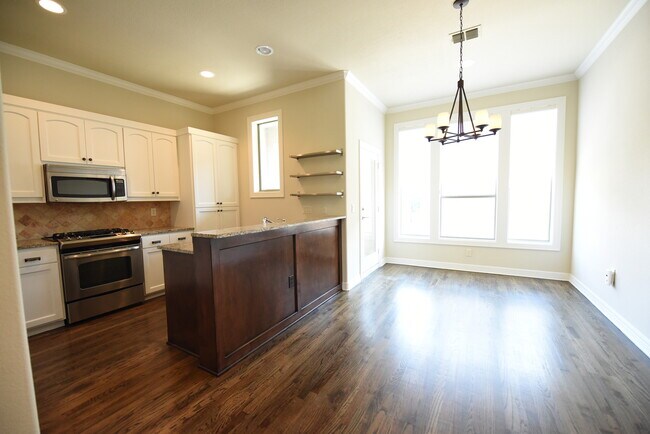 Building Photo - Beautiful 3-Story Lakewood Townhome!