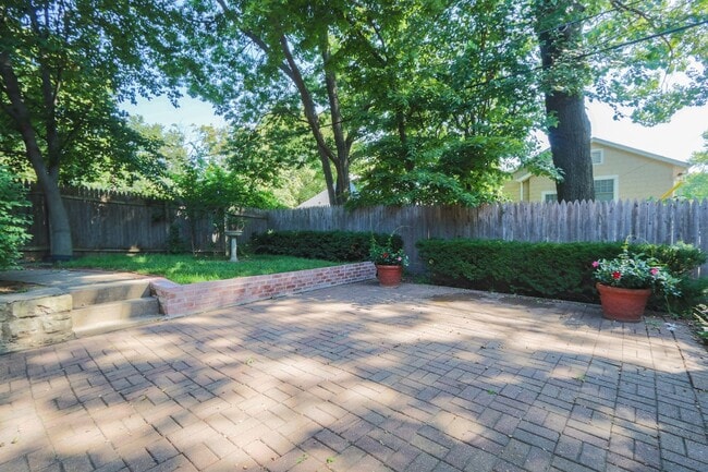 Building Photo - {4805}  Charming West Plaza Bungalow + Pri...