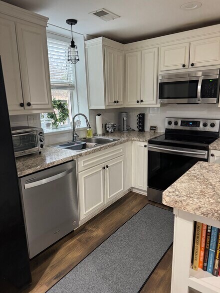 Building Photo - 2312 Azalea Dr